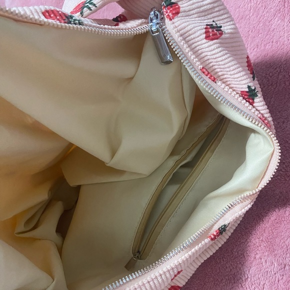 Strawberry Shoulder Bag 🍓 - Picture 5 of 5